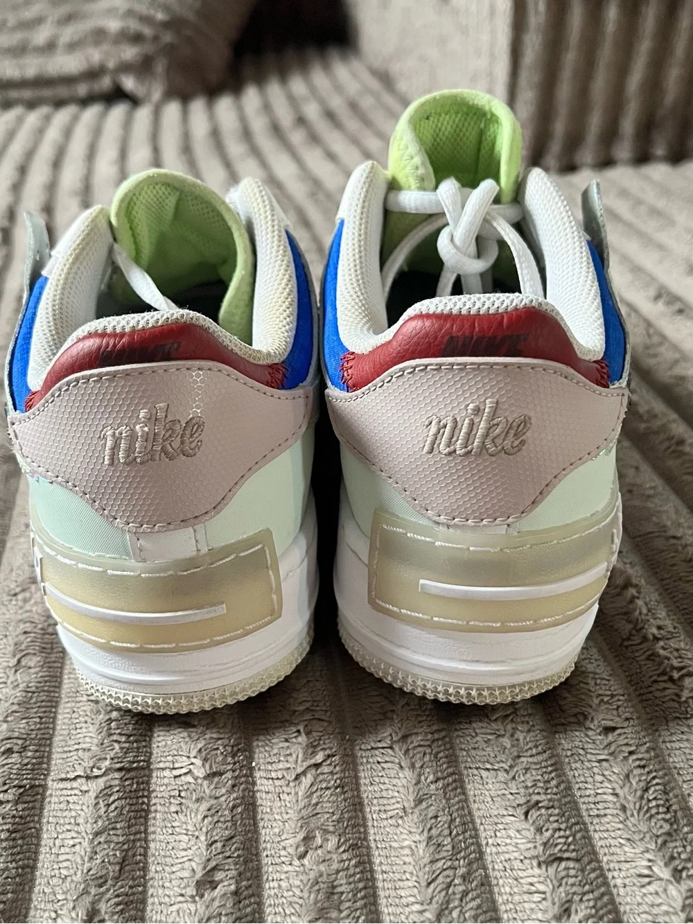 Nike women de Mint Green, Blue & Maroon Low Top Sneakers